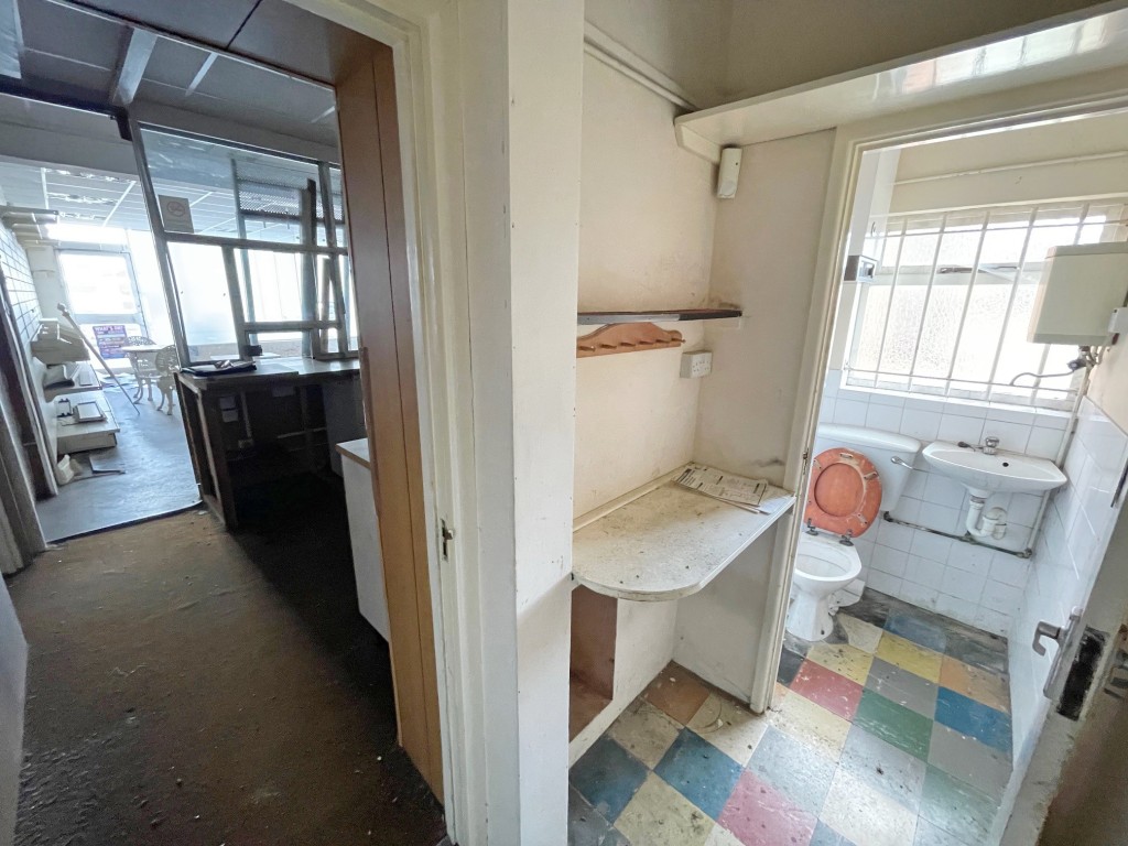 Lot: 61 - VACANT FREEHOLD COMMERCIAL PREMISES - Rear lobby with cloakroom and rear access